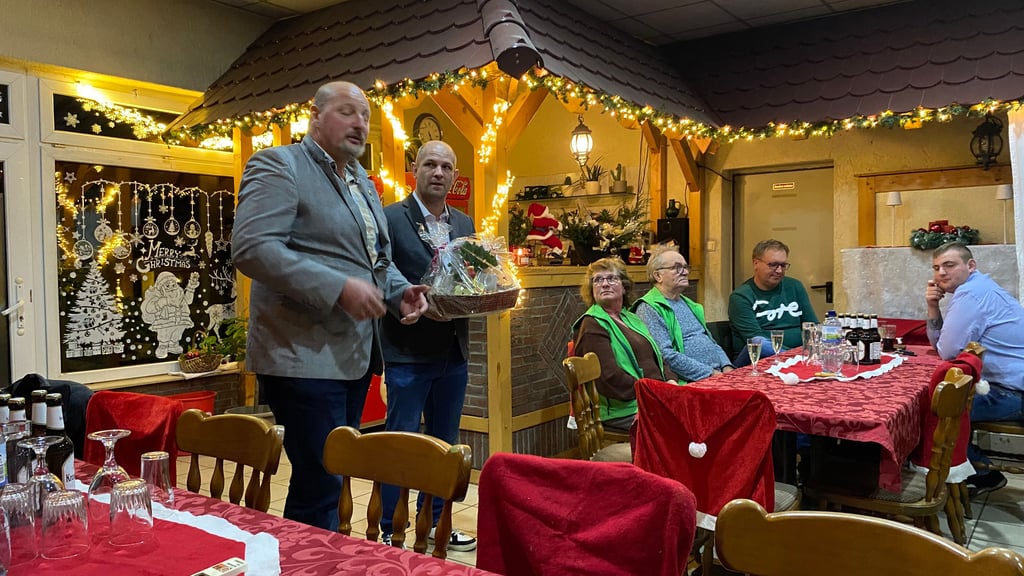 Andreas Klemm (r.) nimmt die Glückwünsche zum 25-jährigen Bestehen des Rassegeflügelzuchtvereins Ferchland und Umgebung 2000 entgegen.