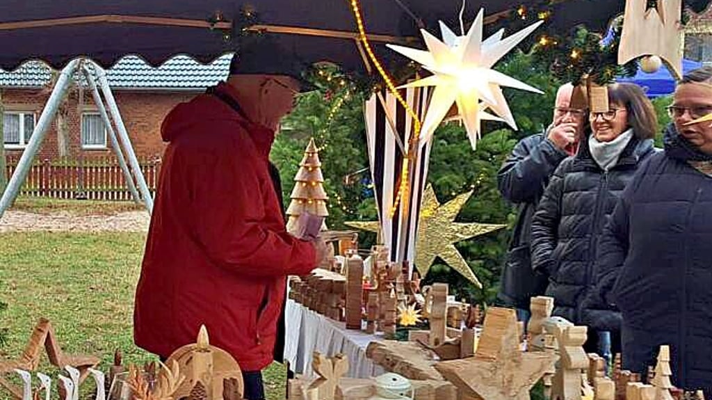 Unzählige Holzfiguren stehen zum Verkauf.