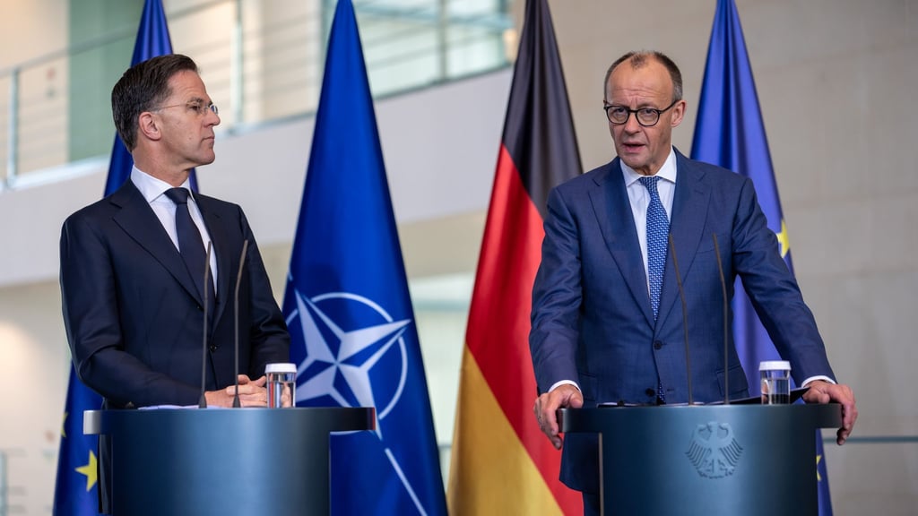Kanzler Merz und Nato-Generalsekretär Rutte treten gemeinsam vor die Presse.