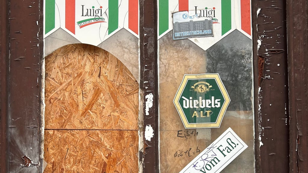Alte Aufkleber an der Tür verraten, dass sich in dem Haus in Magdeburg mal eine Gastronomie befand. Nun ist es einsturzgefährdet und soll abgerissen werden. 