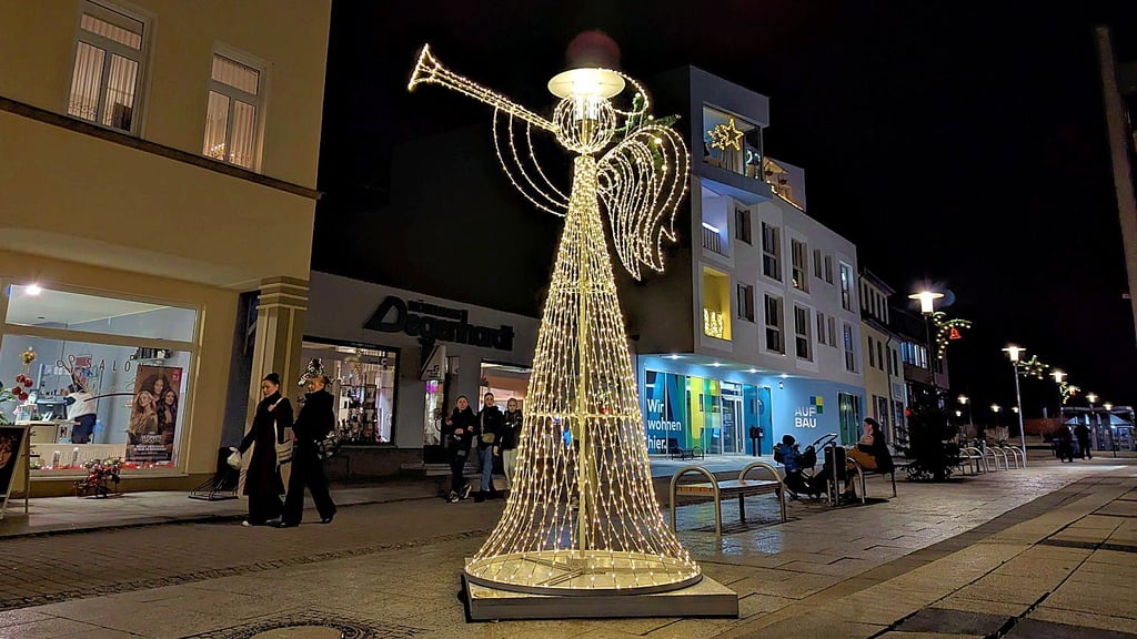 Seit Ende November blasen große Engelsfiguren zum Adventsshopping in der Merseburger Innenstadt.