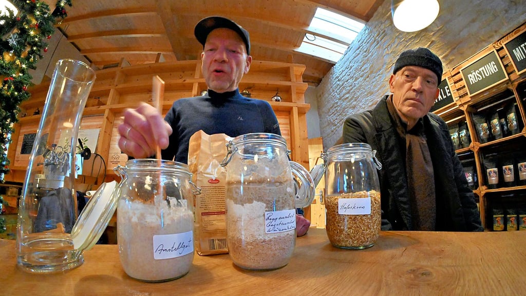 Tom Werner rührt das Anstellgut um, Bernhard Huhnt verfolgt interessiert das Geschehen. 