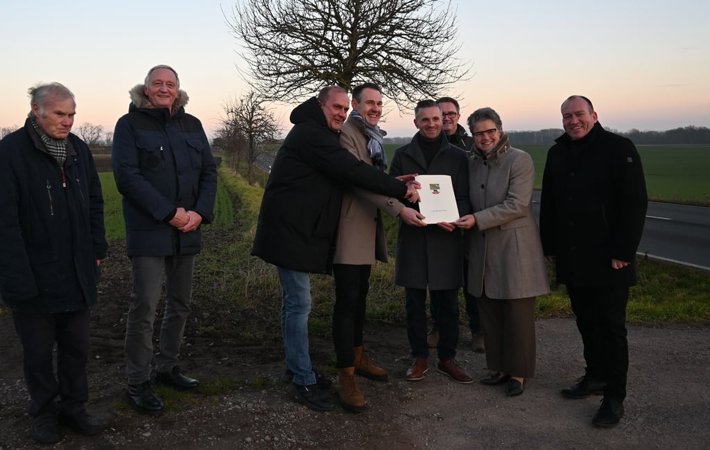 An der Telegrafenstation Neuwegersleben hat Ministerin Lydia Hüskens (2.v.r.) den Fördermittelbescheid an Oscherslebens Bürgermeister Benjamin Kanngießer und an Fabian Stankewitz, Bürgermeister der Gemeinde Westliche Börde übergeben. Dabei waren auch Dennis Gruber (r.) vom Landkreis Börde, Dietmar Hobohm, Holger Noffz, Rüdiger Buchholz und Rainer Fricke (v.l.n.r.). 