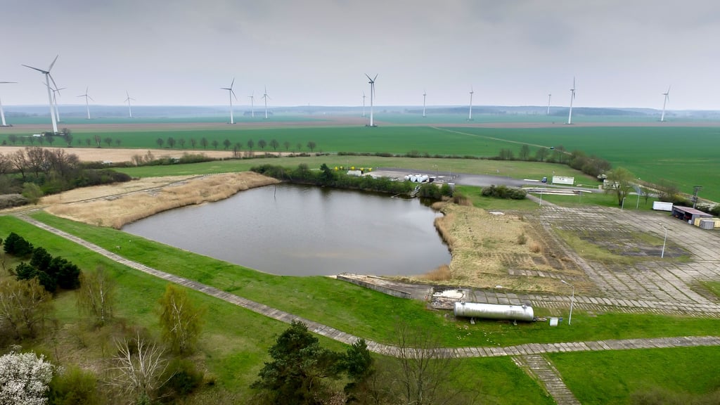 Die Giftschlammgrube Brüchau aufgenommen aus der Luft. Wäre eine Aufbereitung des Giftmülls vor Ort doch möglich - und damit auch die vollständige Beräumung der Grube?