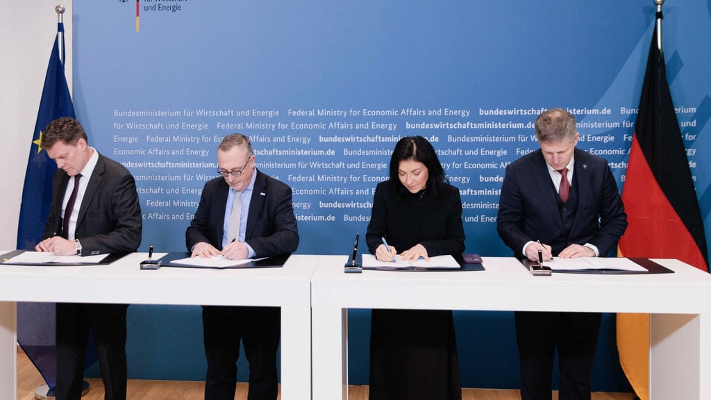 Ministerin Reiche und Leag-Vertreter unterzeichnen die öffentlich-rechtlichen Verträge zum vorzeitigen Ausstieg aus der Braunkohleverstromung.