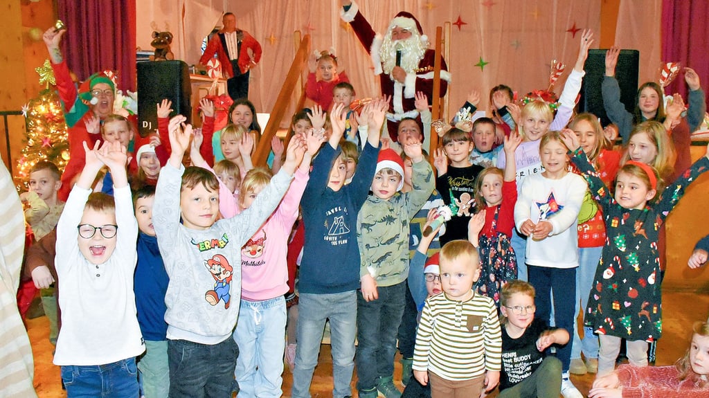 Bei der Kinderweihnachtsfeier der Stadt Hecklingen in Groß Börnecke wurden der Weihnachtsmann und seine Begleitung freudig begrüßt. 