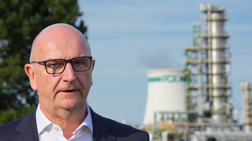 Brandenburgs Ministerpräsident Dietmar Woidke (SPD) äußert sich zum Arbeitsunfall an der Öl-Pipeline der Raffinerie PCK. (Archivbild)