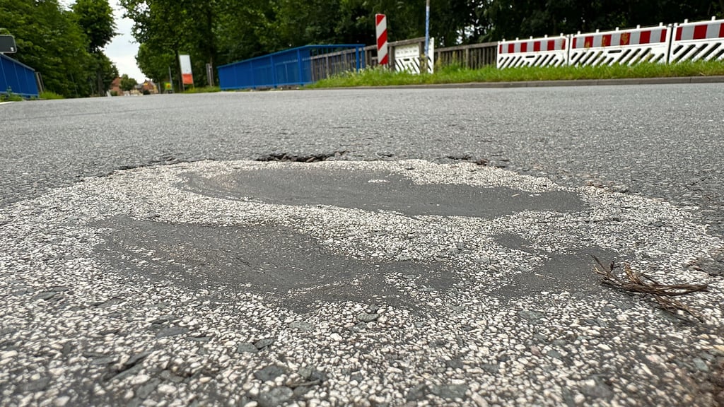 Die B 246 in Möckern weist an manchen Stellen Straßenschäden auf. Jetzt soll die Bundesstraße in großem Stil saniert werden -  mehr als einen ganzen Sommer lang.