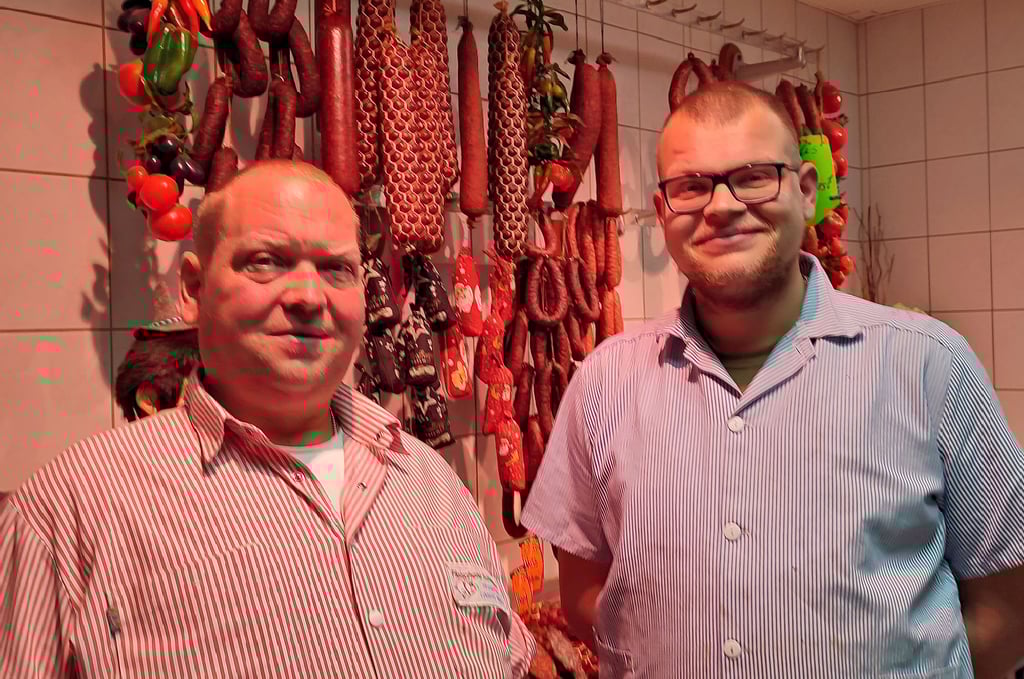 Vater und Sohn, Andreas und Willi Schneider.  Andreas führt die Geschäfte, Willi wird sie eines Tages übernehmen. 