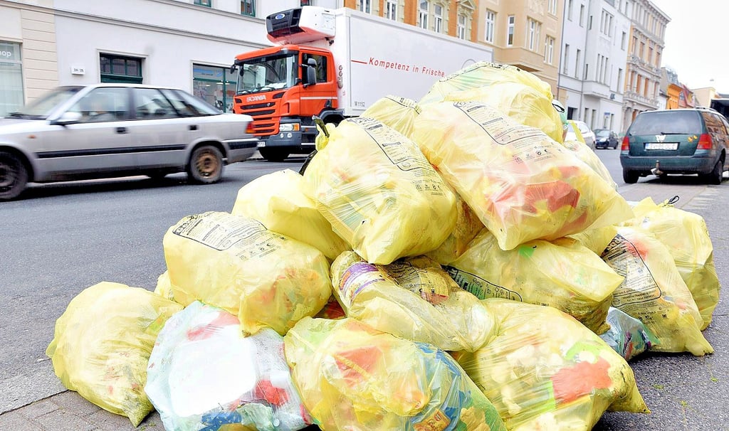 Plastikmüll wird im Landkreis Anhalt-Bitterfeld weiterhin in Gelben Säcken oder Tonnen entsorgt. Regie führt nun allerdings Remondis.