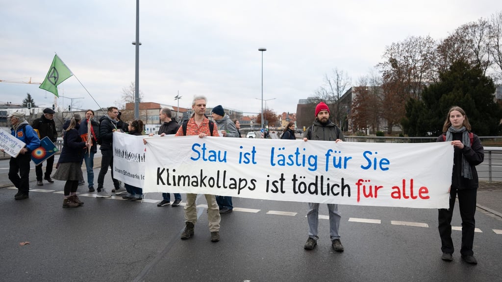 Etwa zwei Dutzend Klimaaktivisten haben in Dresden für eine Wärmewende in der Stadt demonstriert.