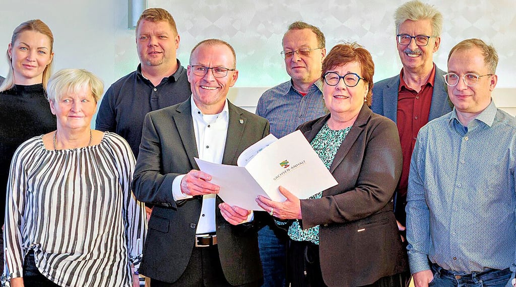 Gesundheitsministerin Petra Grimm-Benne übergibt den  Fördermittelbescheid an Mark Fischer, Bürgermesiter der Gemeinde Elsteraue. 