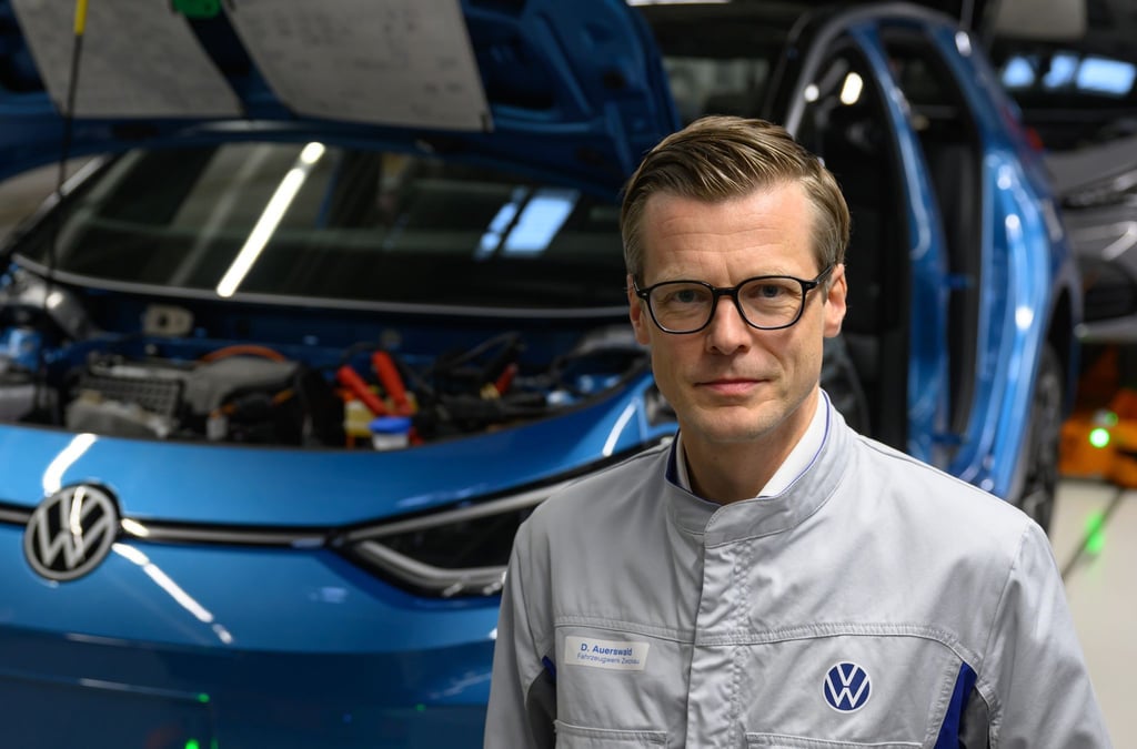 Danny Auerswald, Vorsitzender der Geschäftsführung von Volkswagen Sachsen, steht an einer Produktionslinie im Werk in Zwickau. (Archivbild)