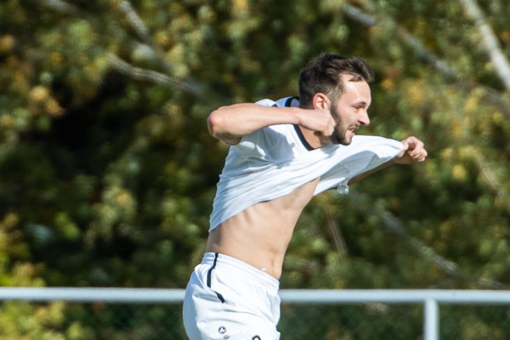 Lucas Hoffmann, der hier im Jahr 2021 seinen Siegtreffer im Unstrut-Derby gegen Freyburg bejubelt, hat die Tippspiel-Gesamtwertung für sich entschieden.