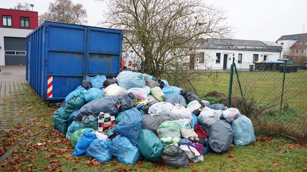 Die Kleiderkammer des DRK ist seit Wochen geschlossen. Der Container für nicht mehr tragbare Kleidung quillt über.