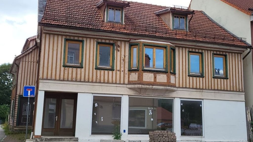 Das Team der Spinn-Stube aus Benneckenstein will das leerstehende Gebäude Töpfermarkt 16 erwerben und als offenen Kulturort sichern.