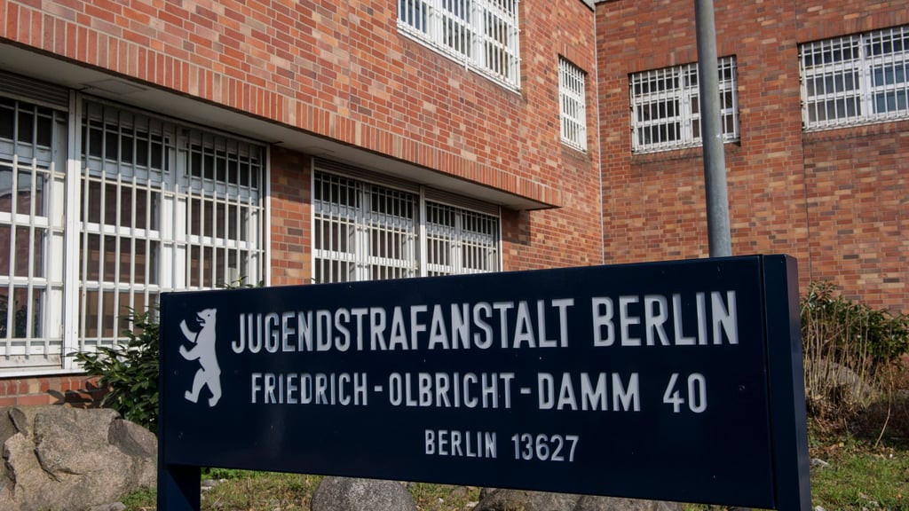 Knast-Rap ohne Klischees: In der JSA Berlin bringen Inhaftierte beim „haftBARS“-Konzert eigene Songs auf die Bühne. (Archivbild)