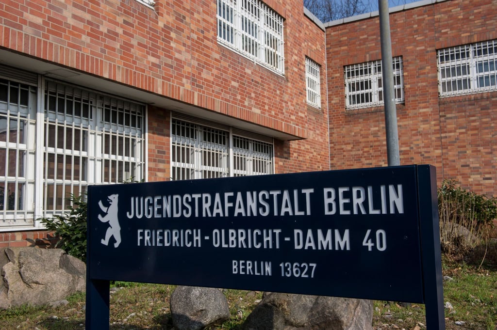 Knast-Rap ohne Klischees: In der JSA Berlin bringen Inhaftierte beim „haftBARS“-Konzert eigene Songs auf die Bühne. (Archivbild)