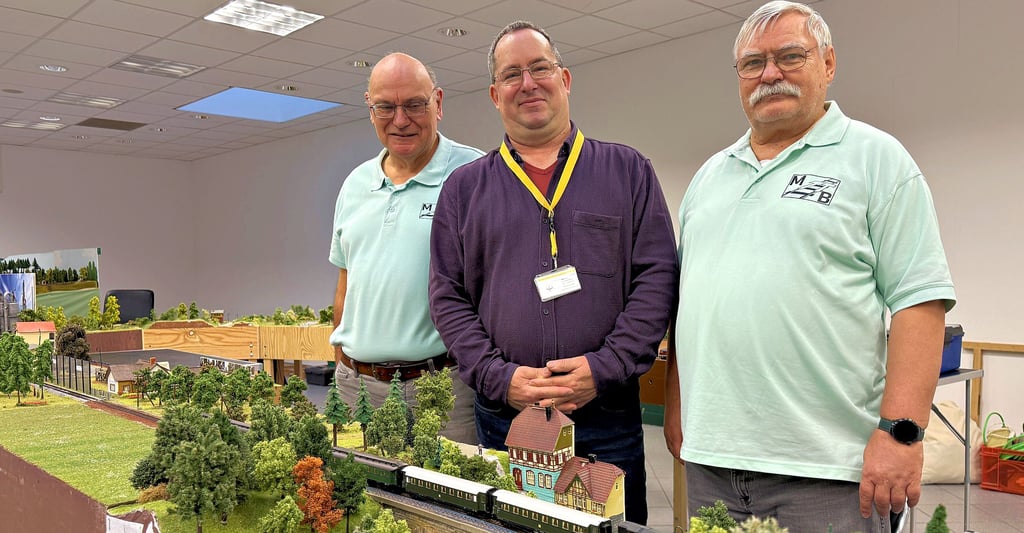 Vereinsvorsitzender Sven Reichhardt (Mitte) und Mitglieder des MTTB Bad Dürrenberg sind in der Gotthardstraße vor Ort. 