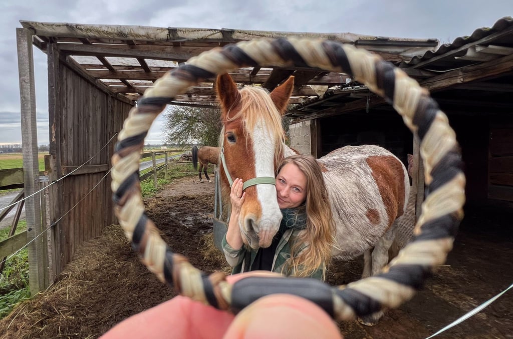 Sophie Dongowski zeigt neben ihrem Pferd Valentino ein aus Pferdehaar und Menschenhaar gefertigtes Armband.