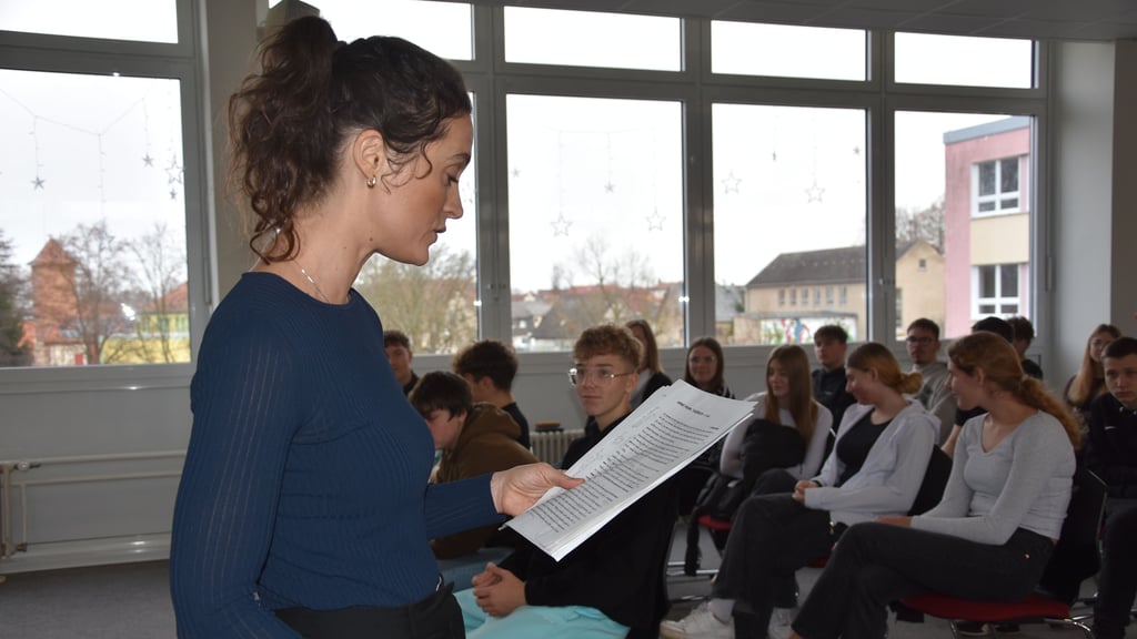 Gleich zweimal trat Friederike Becht am Donnerstag vor Schülern der Sekundarschule Kalbe auf. Und nicht nur sie allein.