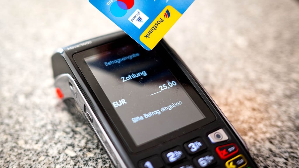 Die Polizei warnt vor Spendenzahlungen mit Karte im Supermarkt. (Symbolbild)