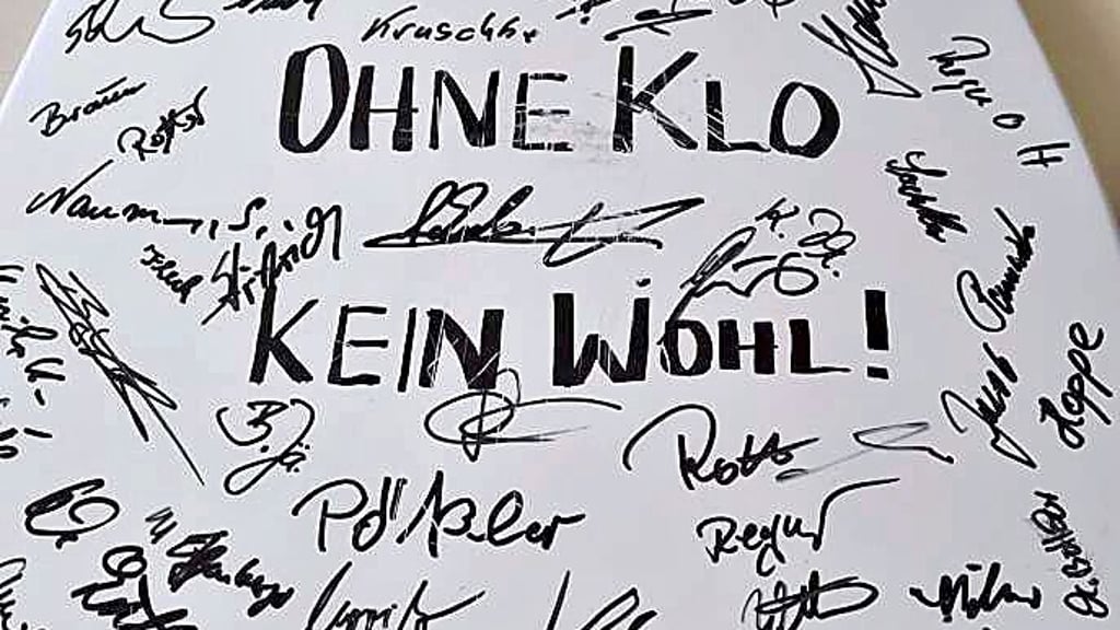 Rund 50 Unterschriften stehen auf dem Klodeckel. 