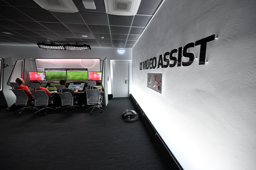 Die Arbeit an den Monitoren erfordert hohe Konzentration. (Archivbild)