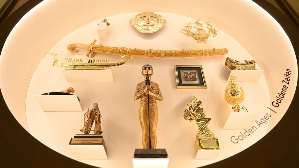Eine Vitrine der Ausstellung enthält Goldgeschenke.