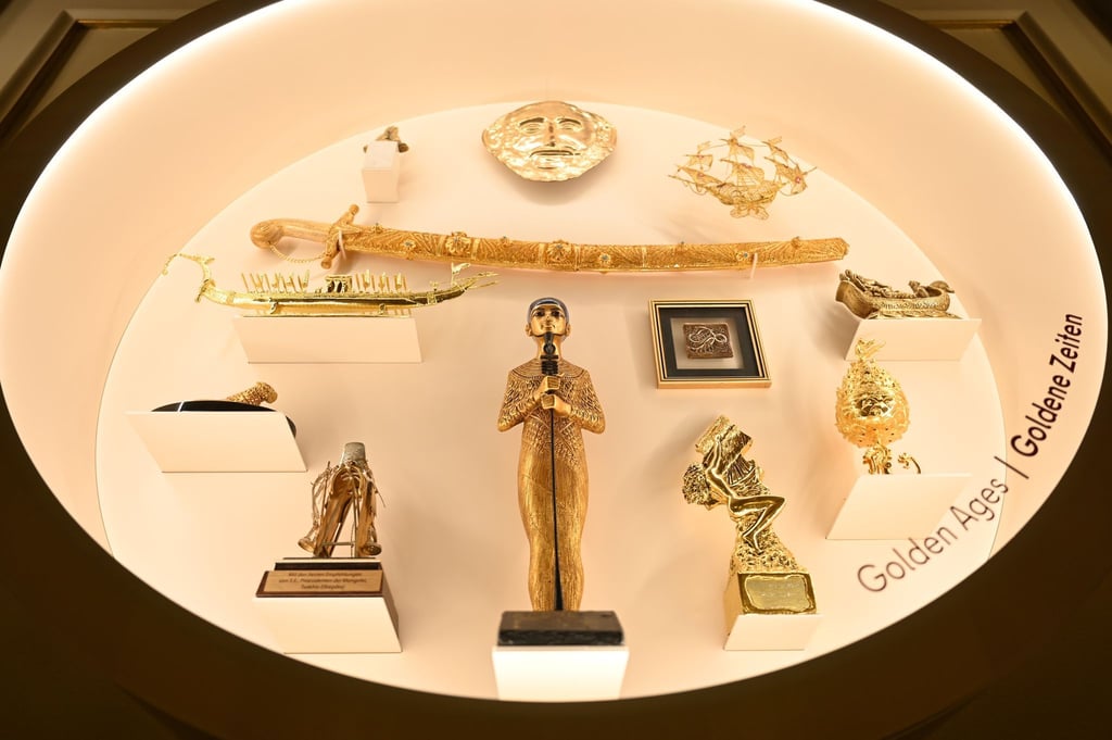 Eine Vitrine der Ausstellung enthält Goldgeschenke.