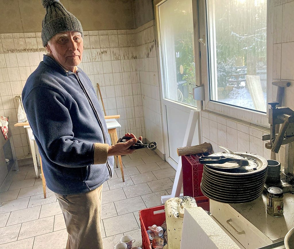 In der Küche hat Horst Neißer mit dem Aufräumen begonnen. Schwarz sind Teller und Eiszange. Vielleicht kann die Eismaschine wieder repariert werden. 