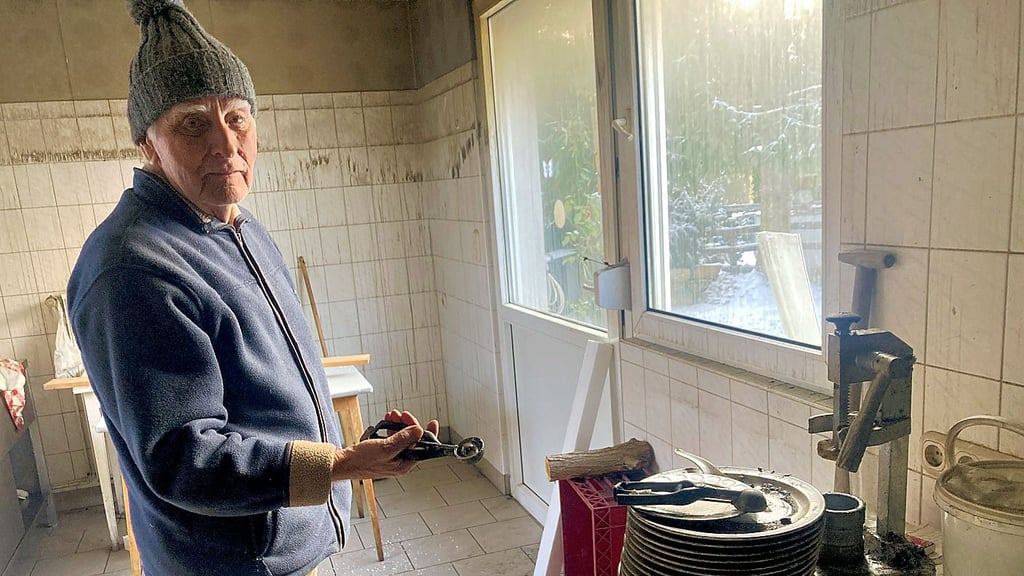 In der Küche hat Horst Neißer mit dem Aufräumen begonnen. Schwarz sind Teller und Eiszange. Vielleicht kann die Eismaschine wieder repariert werden. 