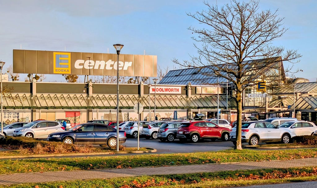 Auf dem Edeka-Parkplatz in der Stadionstraße in Schönebeck soll ein Rentner ein anderes Fahrzeug beim einparken beschädigt haben und danach einfach weggefahren sein. 