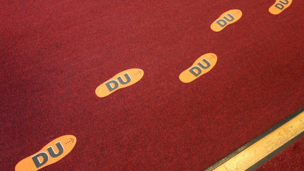 Zum „Du“ geht's hier lang: Viele Firmen werben inzwischen mit flachen Hierarchien.