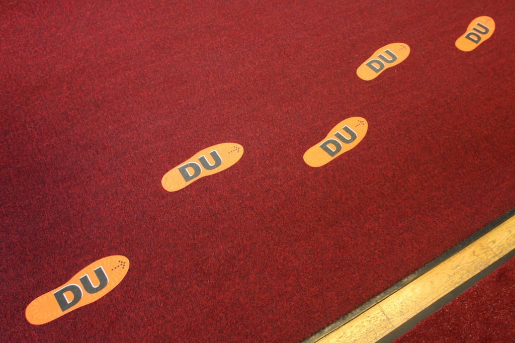 Zum „Du“ geht's hier lang: Viele Firmen werben inzwischen mit flachen Hierarchien.