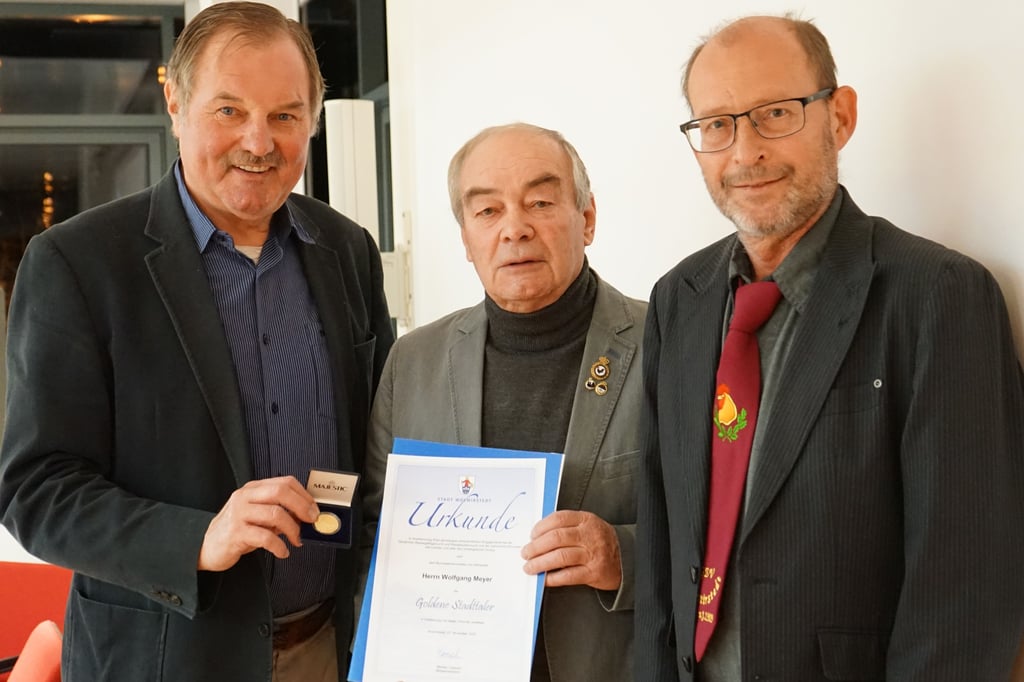Der goldene Stadttaler wird Wolfgang Meyer (Mitte) vom stellvertretenden Stadtratsvorsitzenden Fritz-Georg Meyer und  Jürgen Bednorz (l.) dem Vorsitzenden des Geflügelvereins überreicht.