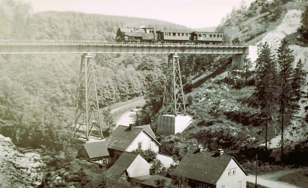 Ein Blick wie auf eine Modelleisenbahnplatte: Die Lok Mammut passiert mit einem kurzen Personenzug am 13. Juni 1932 das Krockstein-Viadukt in Neuwerk. Das Motiv wurde eigens für den Eisenbahnfotografen Carl Bellingrodt arrangiert.