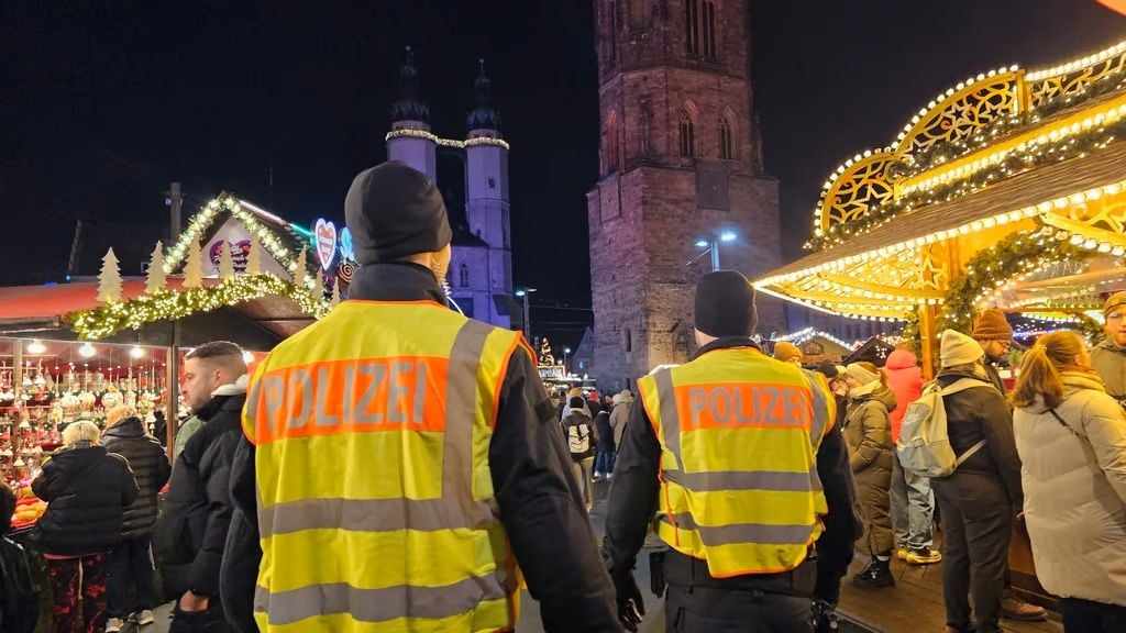 Polizeistreifen sind von vormittags bis abends auf dem Weihnachtsmarkt in Halle unterwegs.