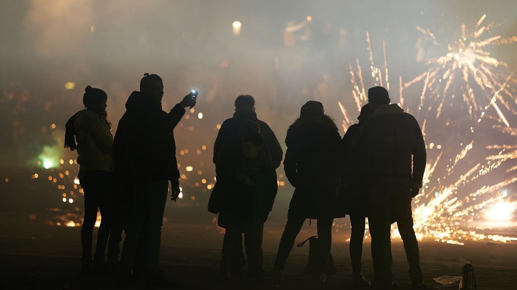 Böller werfen in der Silvesternacht ist vor allem für jüngere Menschen etwas, das nicht fehlen darf.&nbsp;