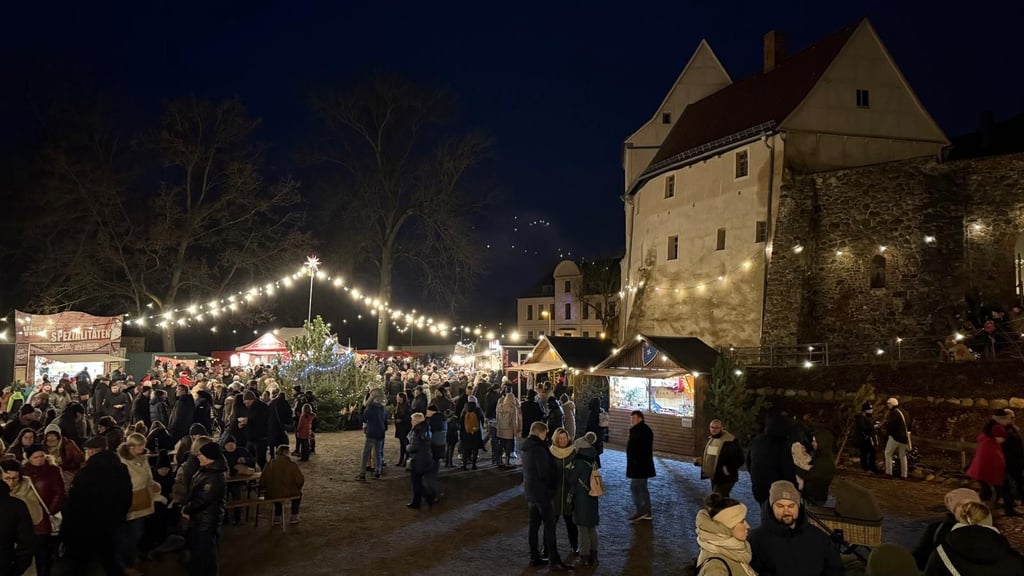 Der Adventsmarkt auf der Wasserburg lockt am Wochenende wieder viele Besucher an.