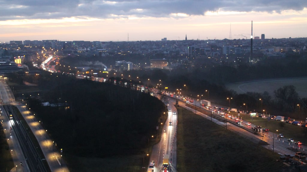 Alltägliches Bild im morgendlichen Berufsverkehr: Nur zäh fließt der Verkehr auf der Magistrale in Halle 