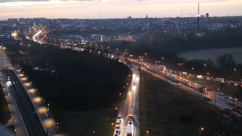 Alltägliches Bild im morgendlichen Berufsverkehr: Nur zäh fließt der Verkehr auf der Magistrale in Halle