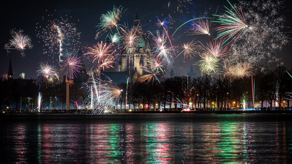 In vielen niedersächsischen Städten und in Bremen gilt an Silvester und Neujahr ein Feuerwerksverbot. (Archivbild)