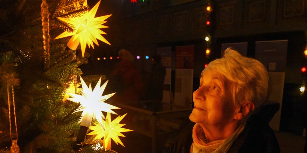 Ausstellungsbesucherin Sabine Wahl betrachtet eine Kette kleiner Herrnhutersterne. Die langjährige Barbyer Kinderärztin stammt aus der Oberlausitz, wo der Stern „erfunden“ wurde. 