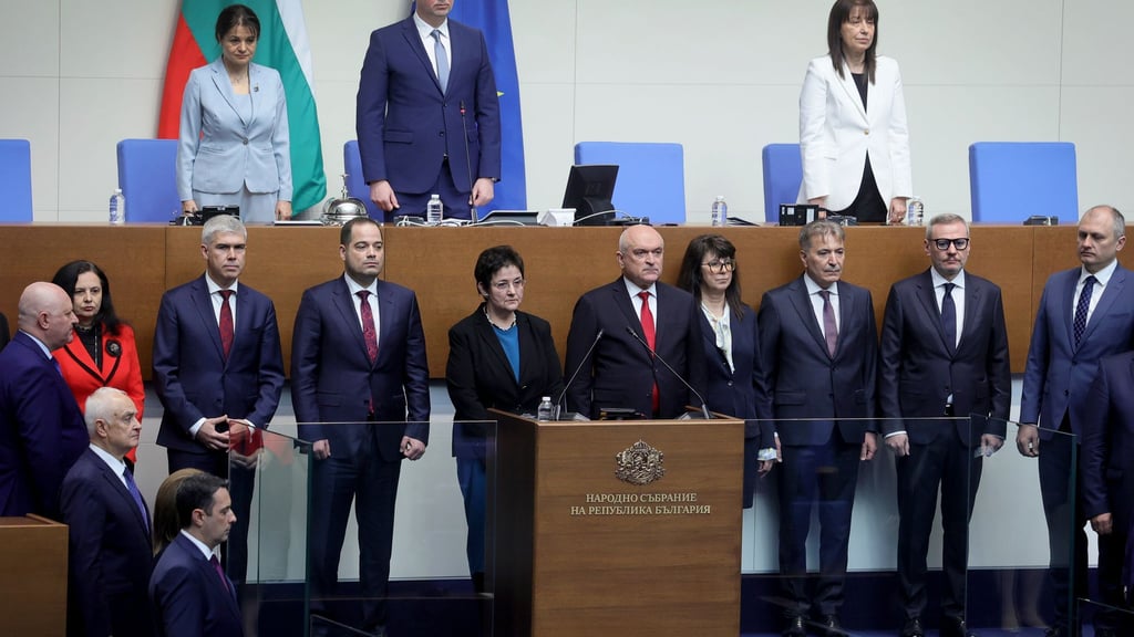 Unter dem Druck von Straßenprotesten ist die Regierung von Bulgariens Ministerpräsident Rossen Scheljaskow zurückgetreten.