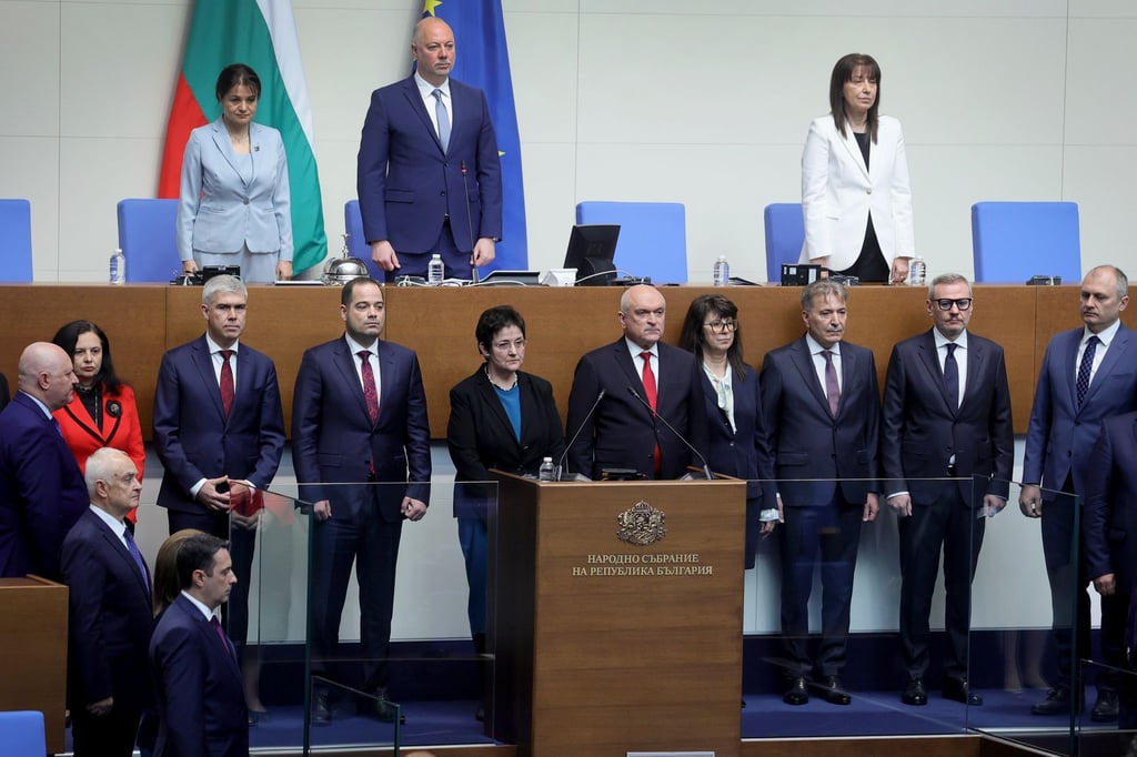 Unter dem Druck von Straßenprotesten ist die Regierung von Bulgariens Ministerpräsident Rossen Scheljaskow zurückgetreten.
