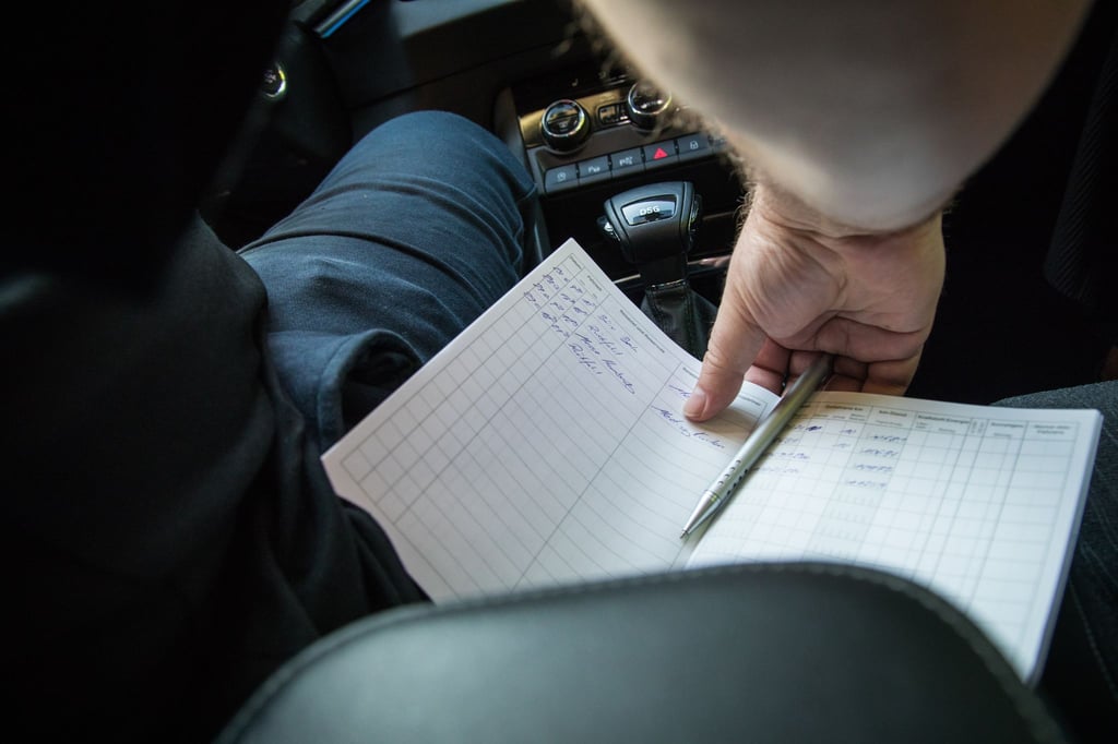 Regelmäßige Eintragungen - für manche lästig: Aber ein Fahrtenbuch führen zu müssen, kann zur Auflage werden.