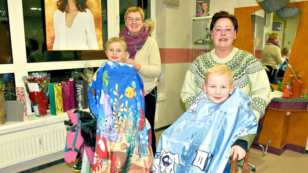 Friseurmeisterin Oda Schöler (l.) und ihre Mitarbeiterin Bianca sorgen in ihrem Friseursalon in Wolmirsleben dafür, dass  ihre  kleinen und großen Kunden immer gut aussehen. Auch die vier und fünf Jahre alten Enkel von Oda Schöler,  Pepe und Johannes,  freuen sich, wenn Oma sie wieder schmuck macht. 