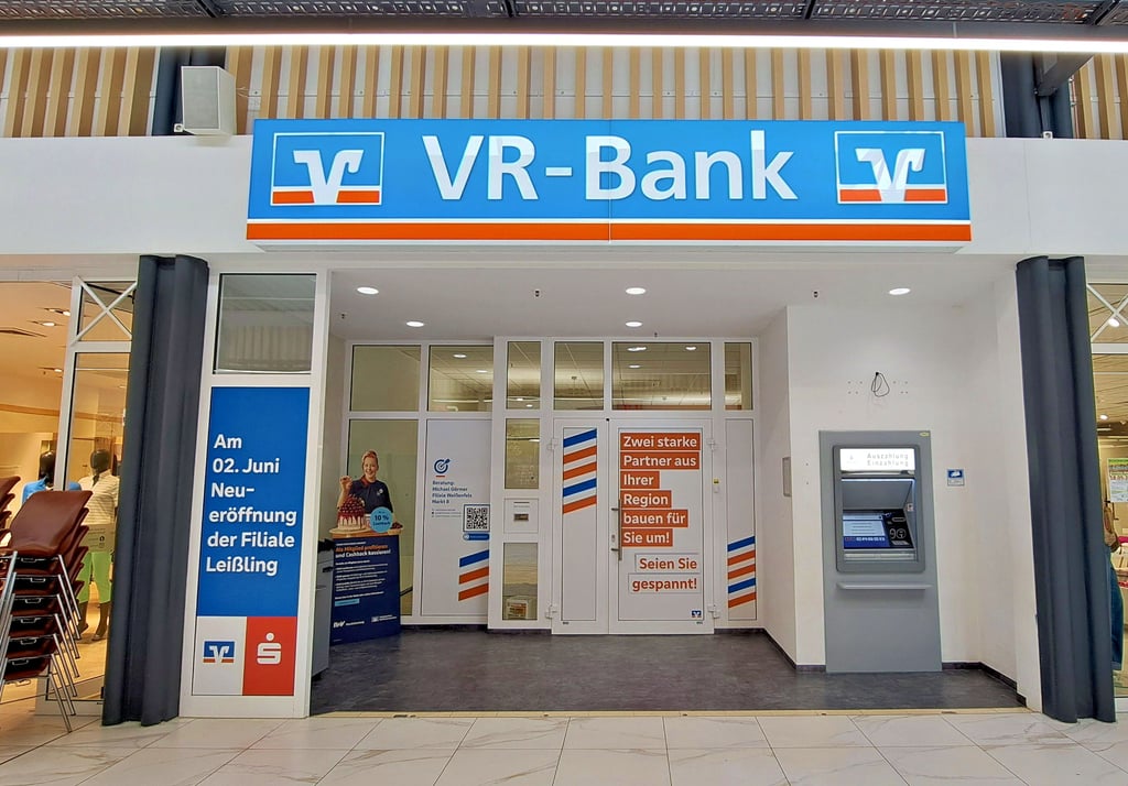 Der Geldautomat der gemeinsamen Volksbank-/Sparkassenfiliale im Einkaufszentrum „Schöne Aussicht“ in Leißling ist für Langendorfer jetzt die nächstgelegen e Bargeldquelle. 