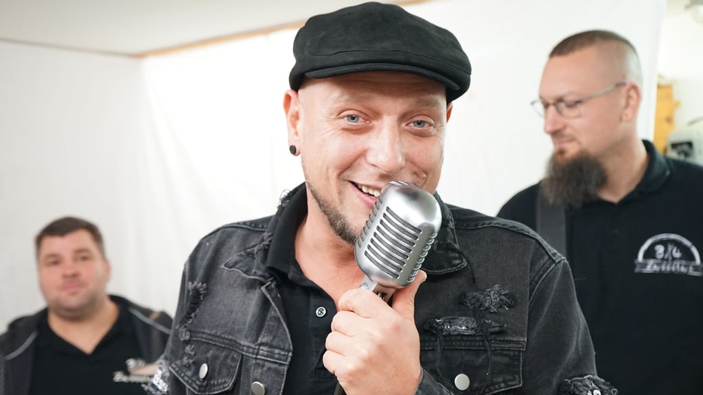 Stefan Bertram ist Kopf und Frontsänger der Wolmirstedter Band „Dreiviertel Zwööölwe“.